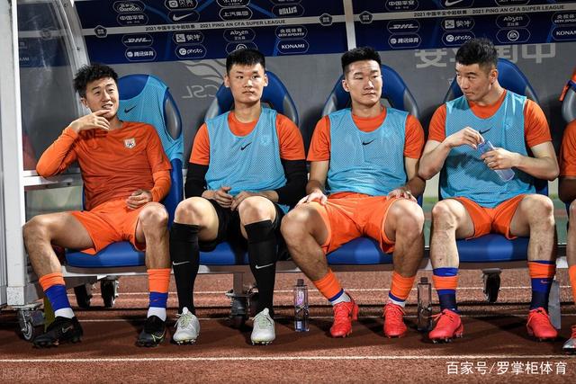 巴黎球迷因横幅事件退场，奥特伊看台一度冷清